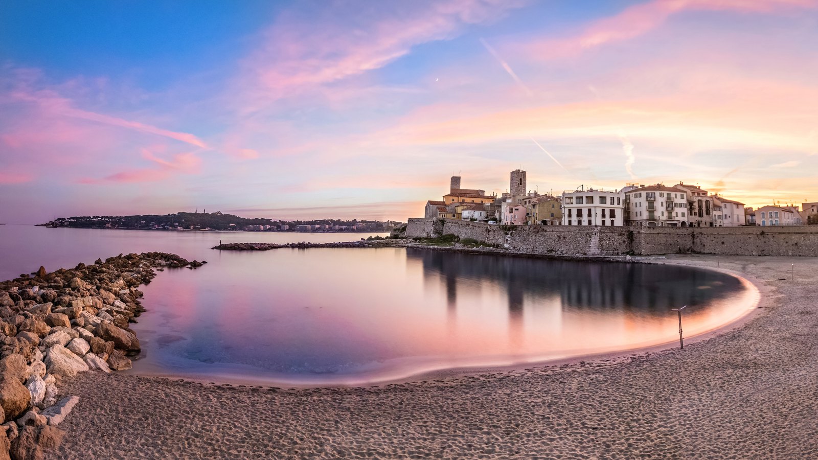 Antibes et la plage de la Gravette au coucher du soleil