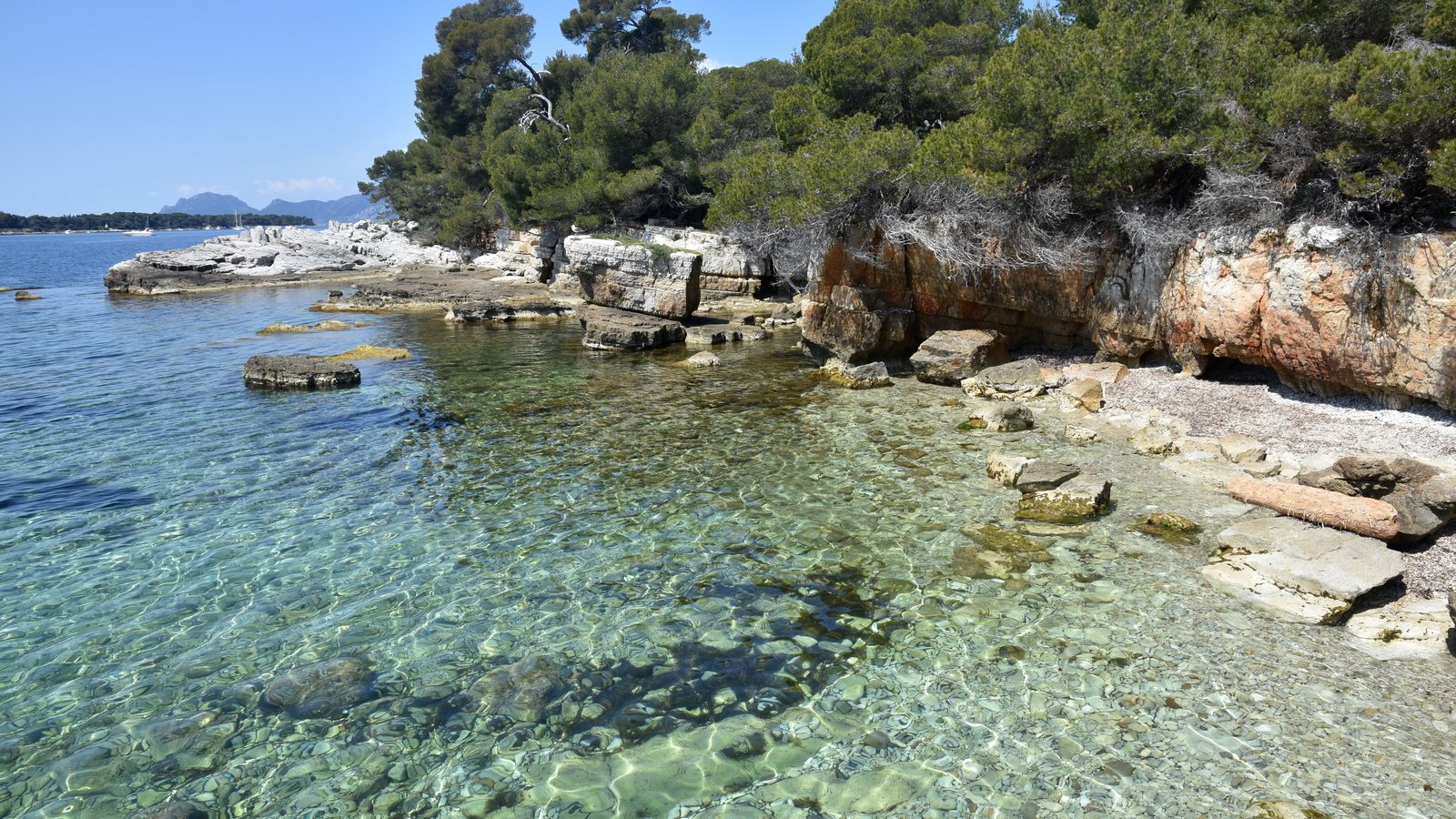 Une crique sur l’île Sainte-Marguerite